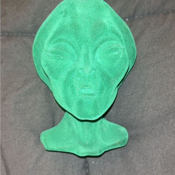 Alien Sculpture - Picture 2 of 4